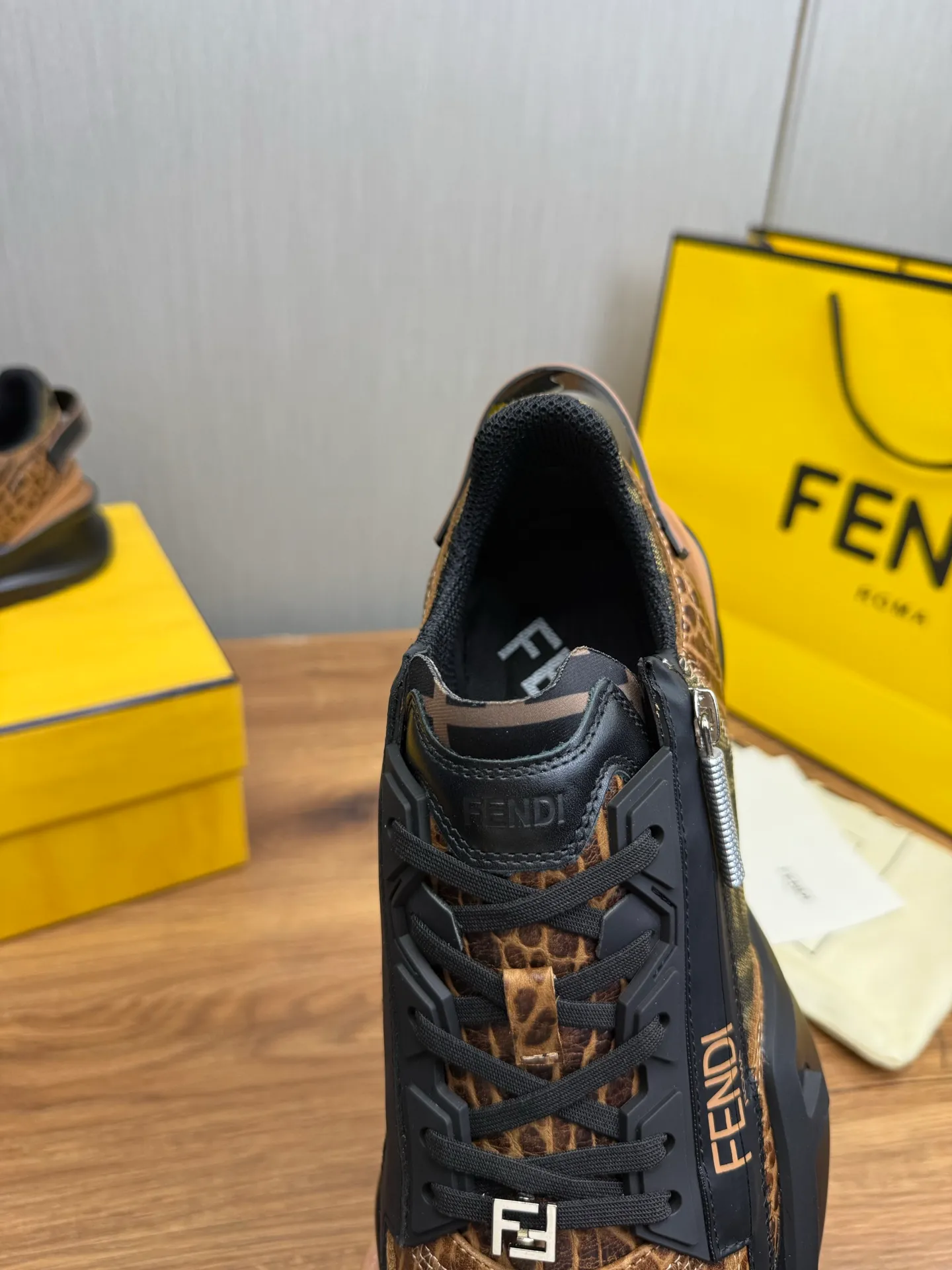 Men's men's shoes 💰620💰 Fendi [Fendi] hot style is on the market 🔥Fashionable casual men's shoes 🔱 Made of original brand fly-knit fabric. Original cowhide + breathable mesh lining + sheepskin feet, perfect shape, top quality, you deserve it 🔜Original rubber outsole, ultra-light, non-slip and wear-resistant 👣 Standard size 38-44